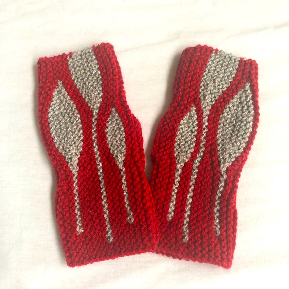 Knitting fingerless gloves